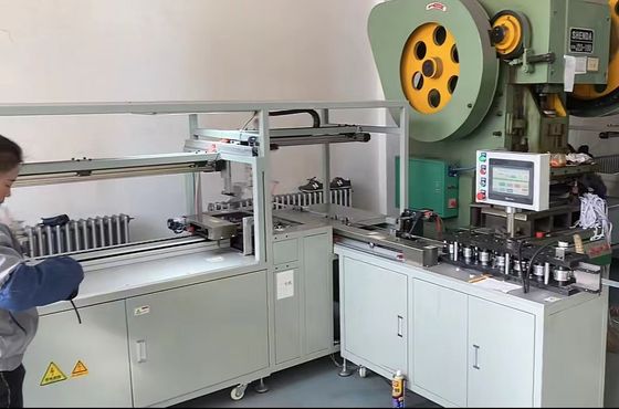Aanpasbare luchtfilterframe machine met aanraakscherm