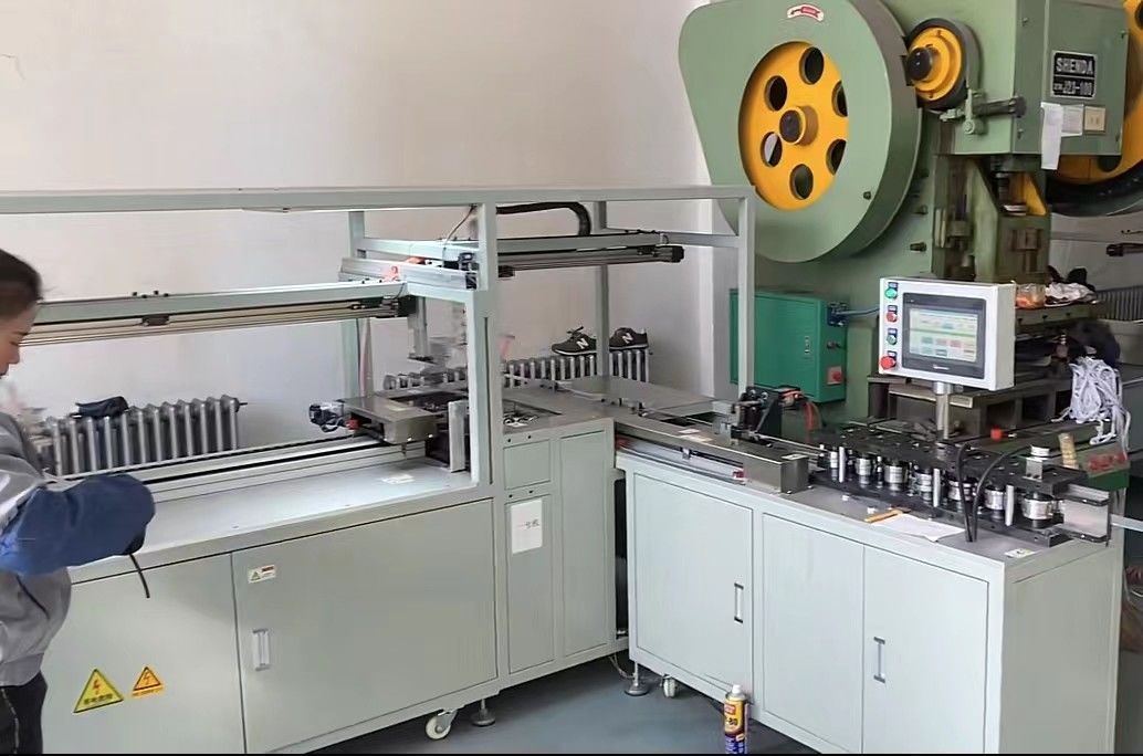 Aanpasbare luchtfilterframe machine met aanraakscherm